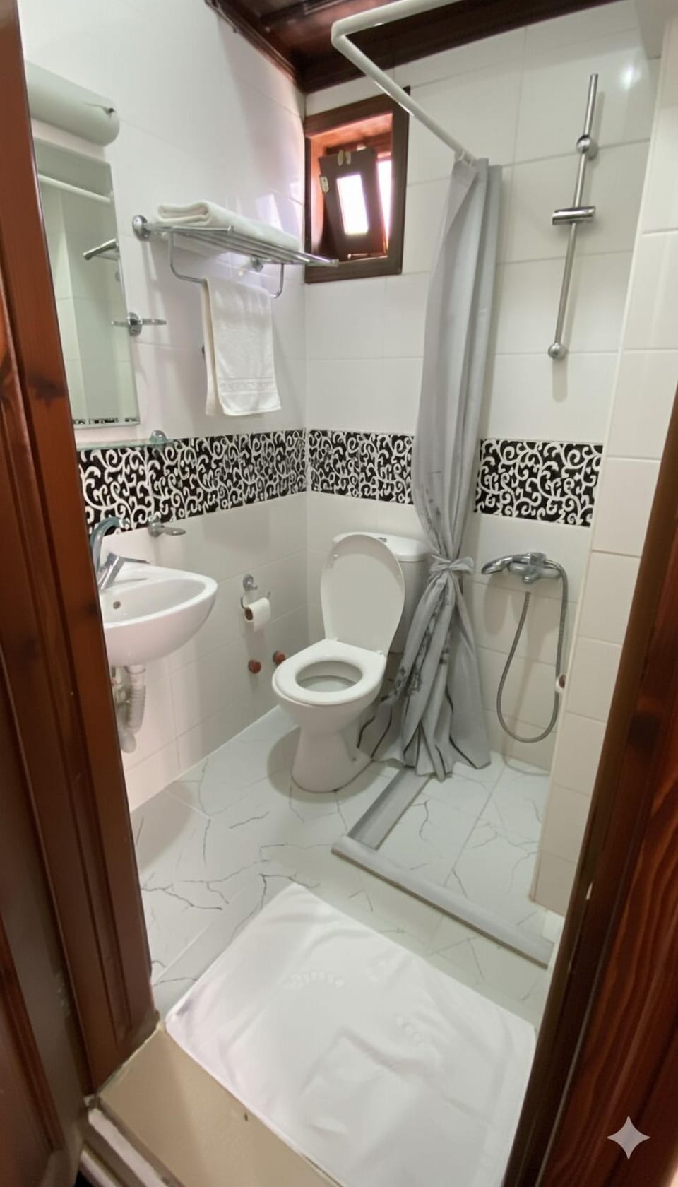 Family Quadruple Room | Bathroom | Shower, hair dryer, towels, soap