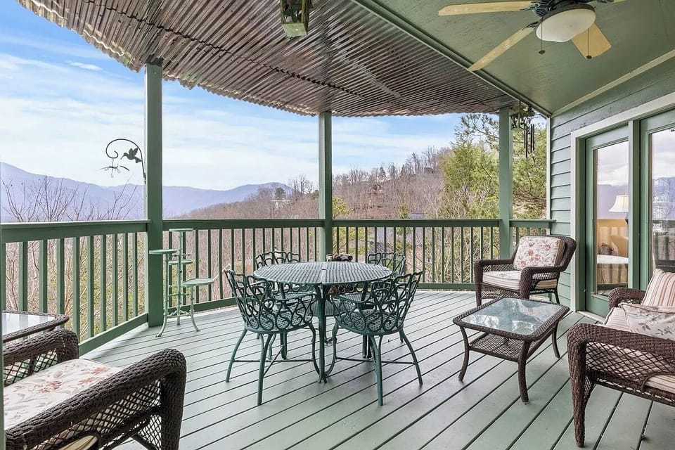 Mountain View Paradise's relaxing decks with VIEWS!