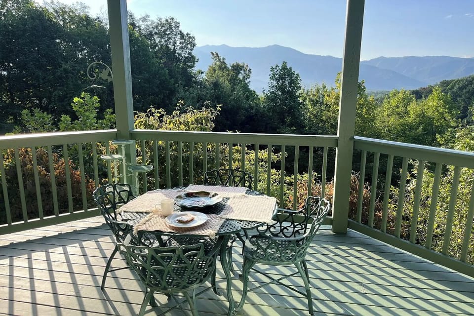 Mountain View Paradise's relaxing decks with VIEWS!
