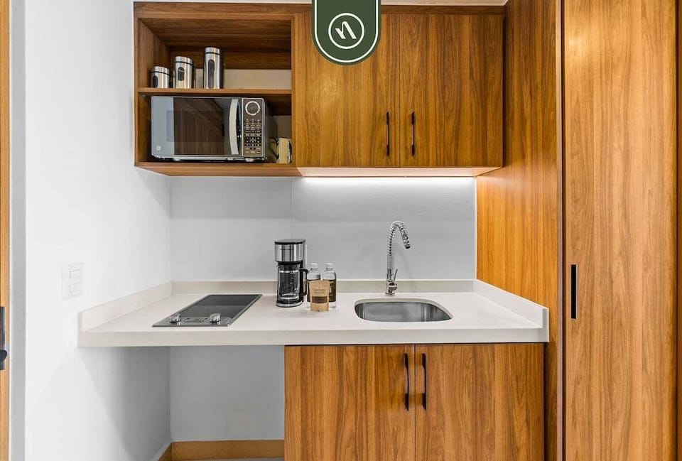 Studio Suite, 1 Queen Bed, Pool Access, Ocean View (Harbor 171 Torre Norte 211) | Private kitchen | Dining tables