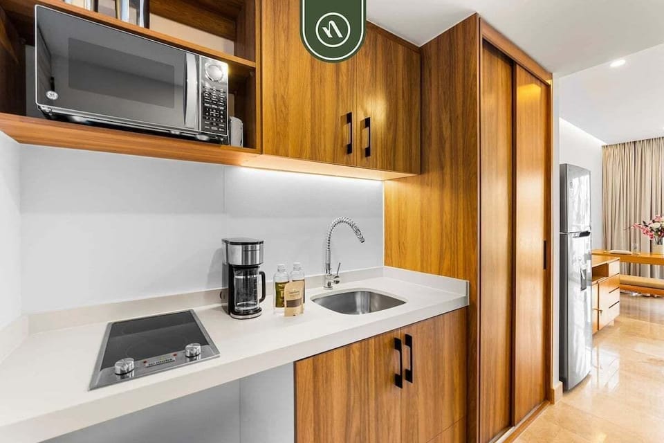 Studio Suite, 1 Queen Bed, Pool Access, Ocean View (Harbor 171 Torre Norte 211) | Private kitchen | Dining tables