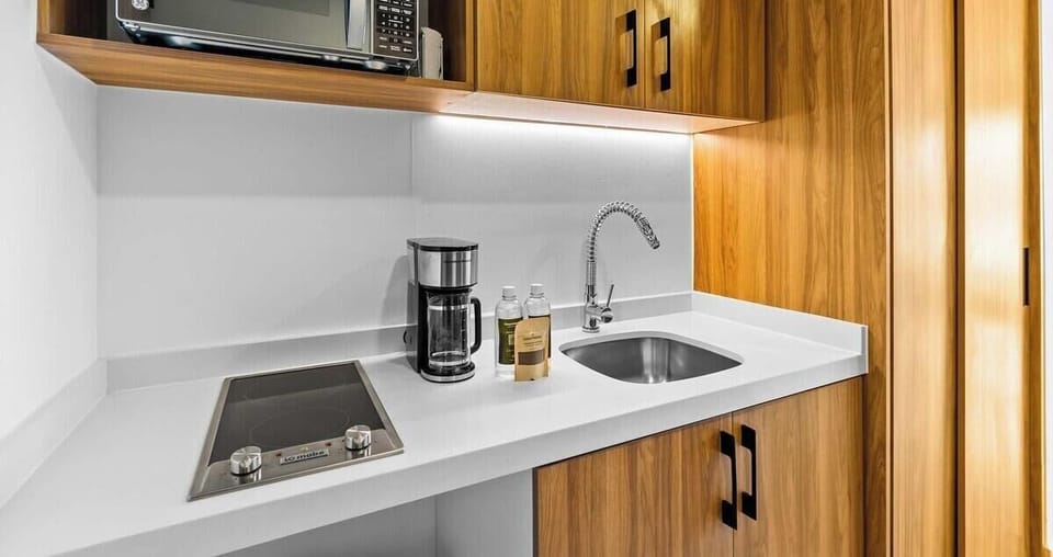 Studio Suite, 1 Queen Bed, Pool Access, Ocean View (Harbor 171 Torre Norte 211) | Private kitchen | Dining tables
