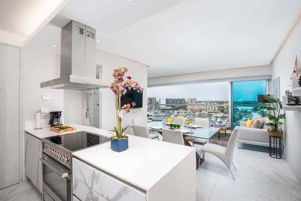 Condo, 1 King Bed (Nautico 8A) | Private kitchen