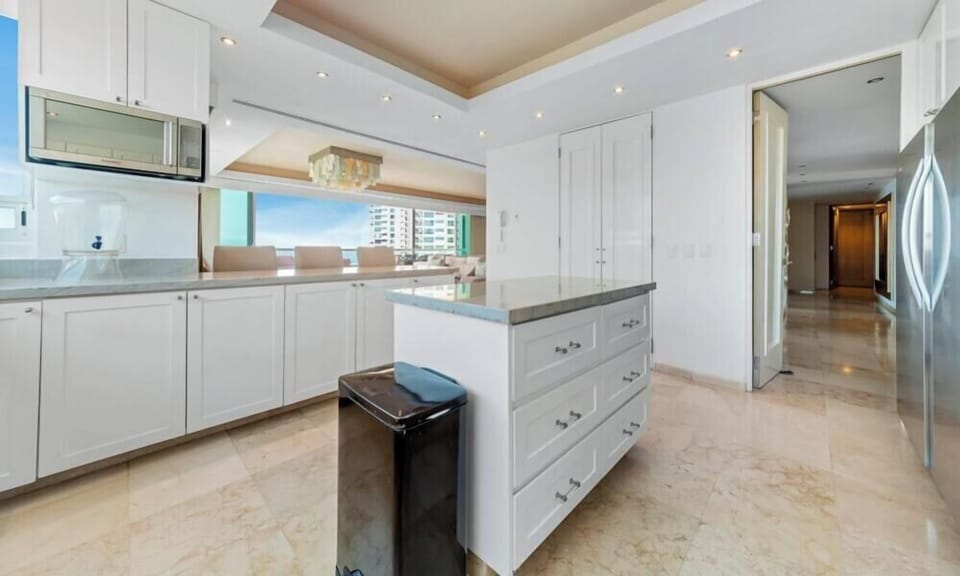 Apartment, Multiple Beds, Jetted Tub, Ocean View (Shangri-La T5-7B) | Private kitchen | Coffee/tea maker