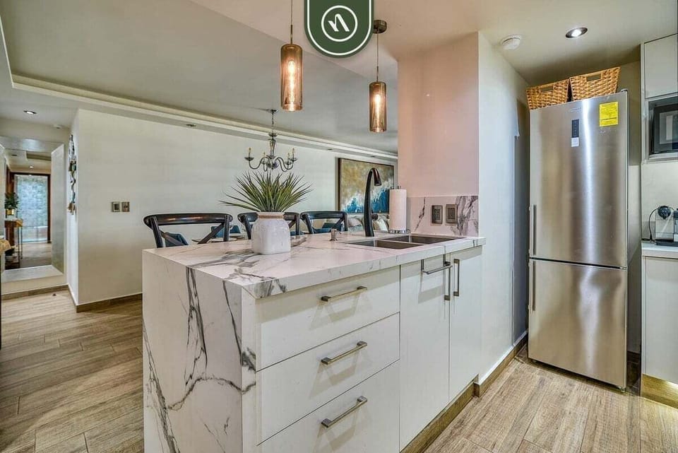 Apartment, Multiple Beds, Jetted Tub, Pool View (Marina del Rey 402) | Private kitchen