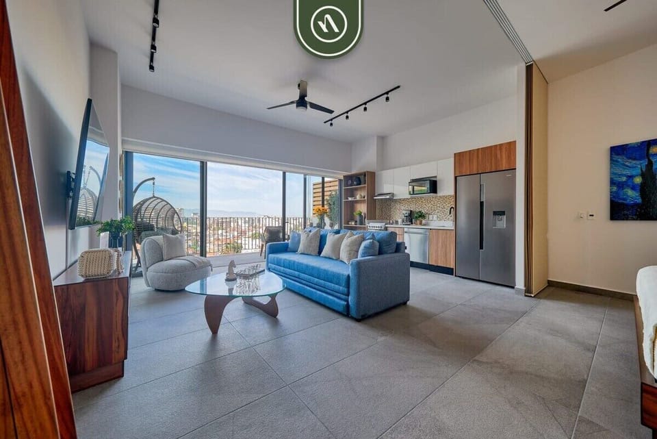 Studio, 1 King Bed, Pool Access, City View (Oasis-810) | Living area