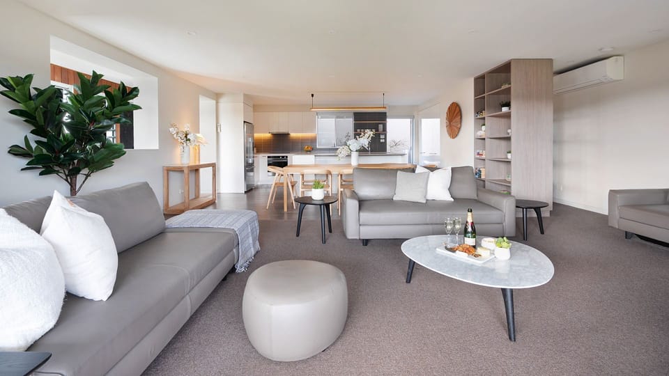 Surf n Turf - The Grandstand | Living room | Smart TV | Views of Bonaria Oval
