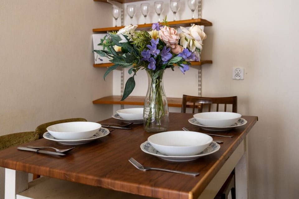 Dining Area – Cozy Table Setup with Four Chairs and Decorative Touches | Book Now with RENTUJEMY.COM