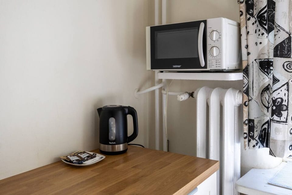 Kitchen Essentials – Microwave, Electric Kettle, and Complimentary Coffee & Tea | Book Now with RENTUJEMY.COM