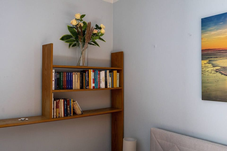 Bedroom Bookshelf | Book Now with RENTUJEMY.COM