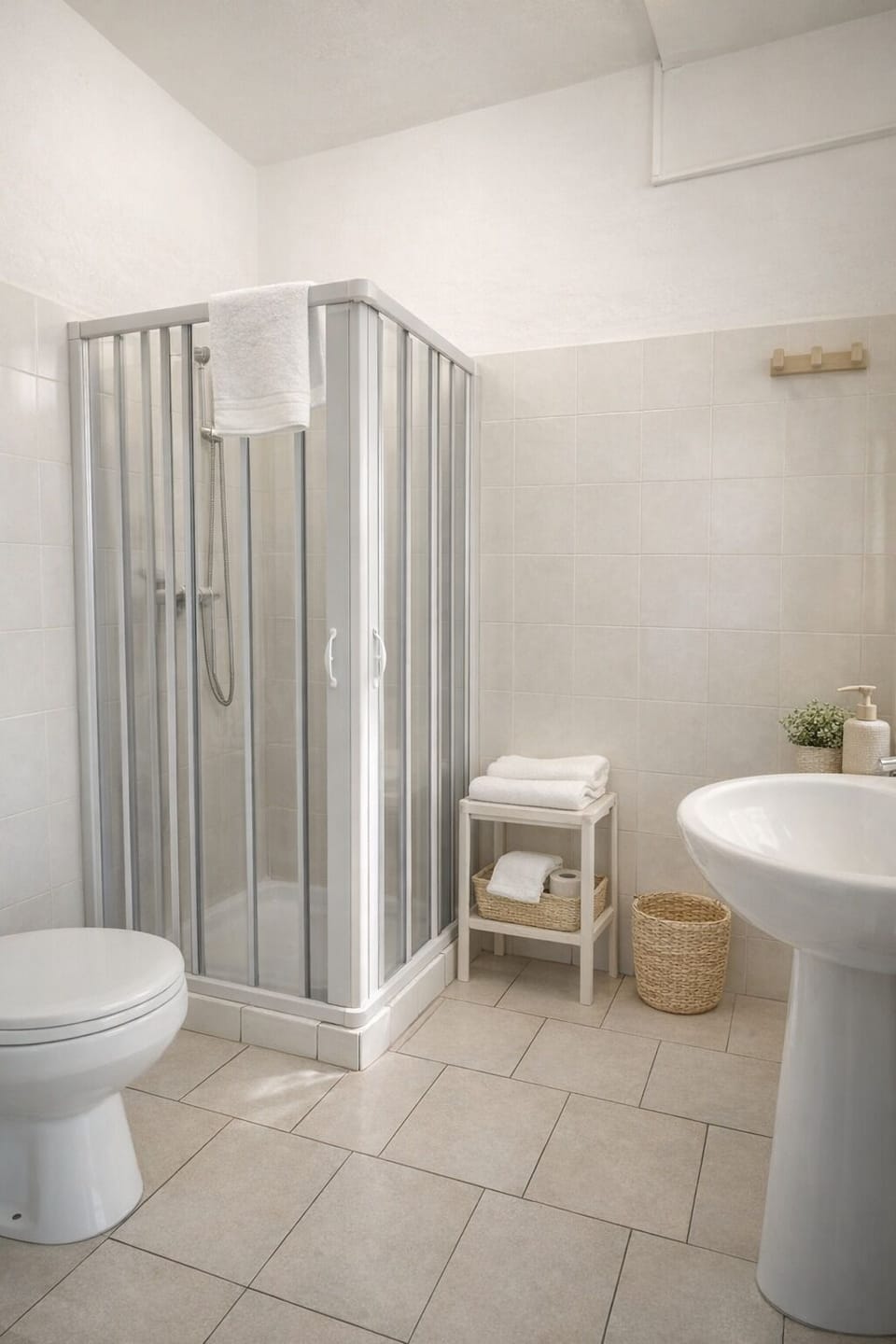 Classic Single Room, Balcony, Courtyard View | Bathroom | Shower, free toiletries, hair dryer, towels