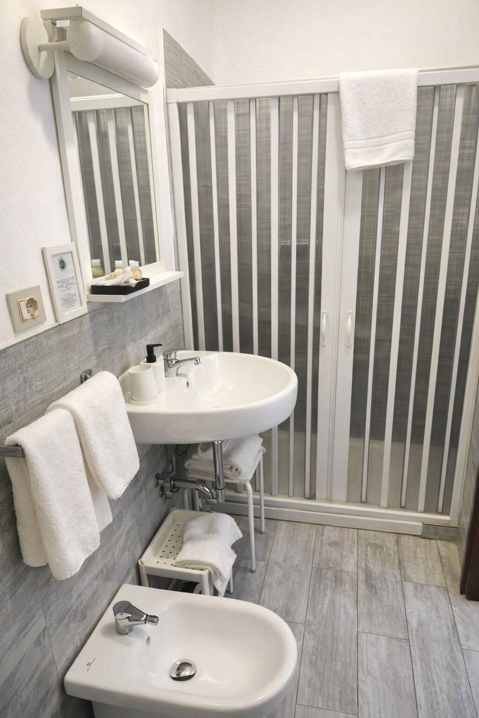 Classic Triple Room | Bathroom | Shower, free toiletries, hair dryer, towels