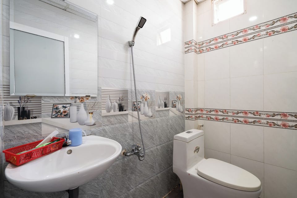 Deluxe Double | Bathroom | Shower, free toiletries, towels, soap