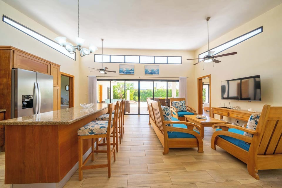 Kitchen, dining, lounge