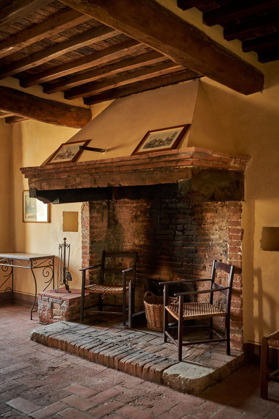 Grand Apartment | Living area | Fireplace