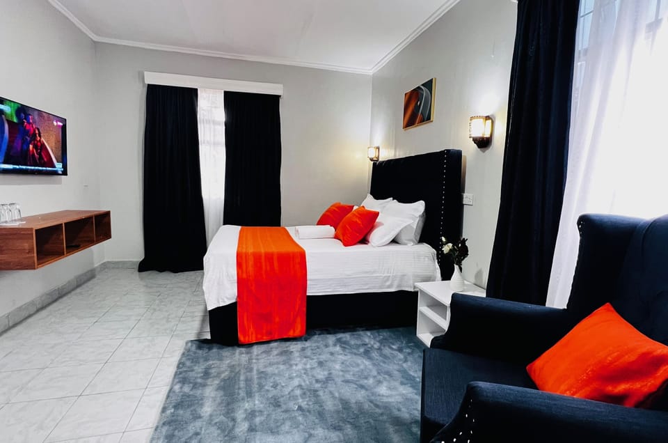 Deluxe Room, 1 King Bed, Private Bathroom | Iron/ironing board, free WiFi