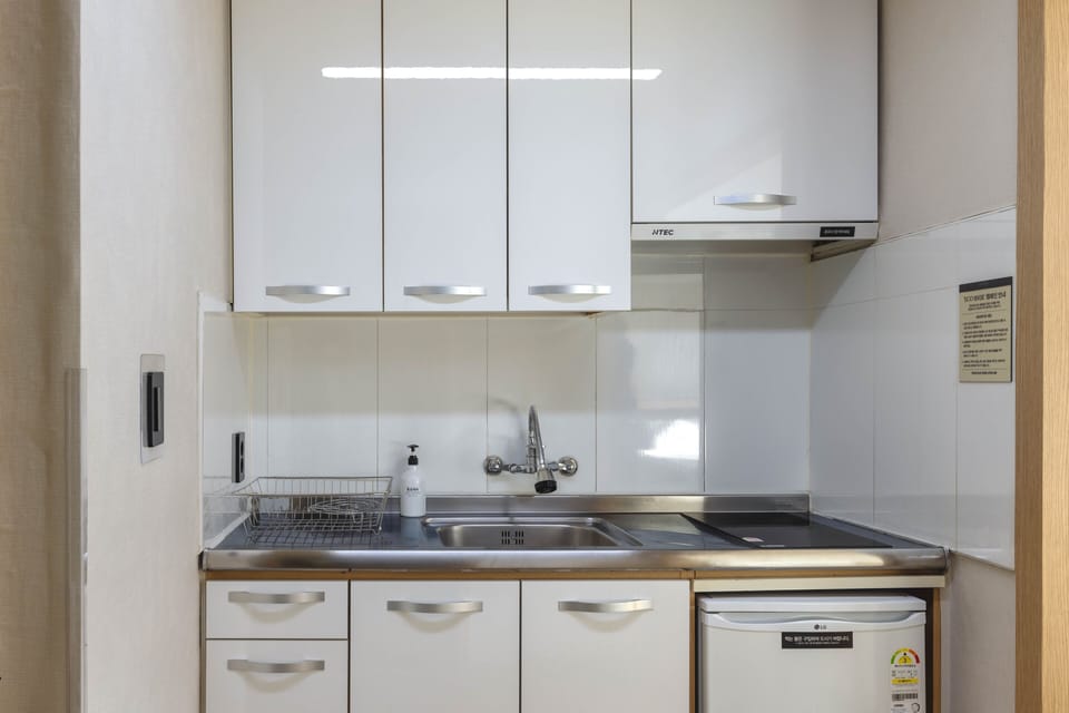 Premier Plus (28PY) | Private kitchen | Full-size fridge, stovetop, rice cooker, cookware/dishes/utensils