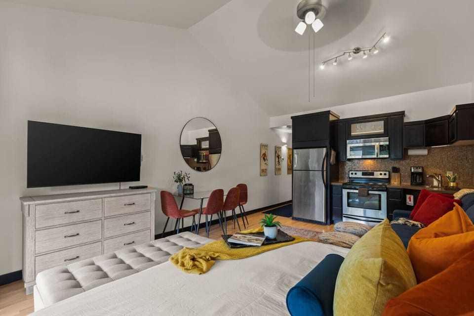 Stay steps away from everything! This inviting studio is located in the vibrant center of Park City — just a short walk to the free bus stop where you can catch a ride to Main Street, ski lifts, shops, dining, and entertainment.
