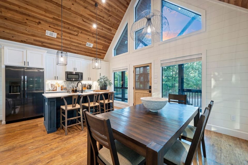 This dining room is the perfect spot to linger over meals with friends while natural light floods in from every direction and those forest views remind you exactly where you are.
