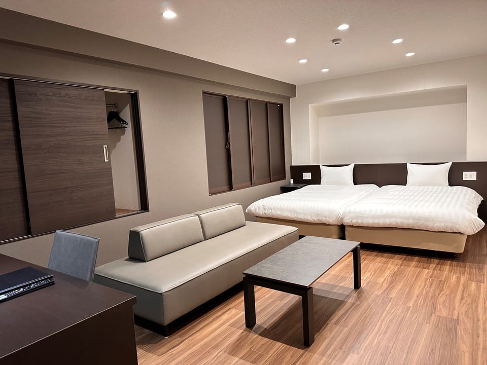 Deluxe Twin Room, Non Smoking | Hypo-allergenic bedding available, desk, laptop workspace