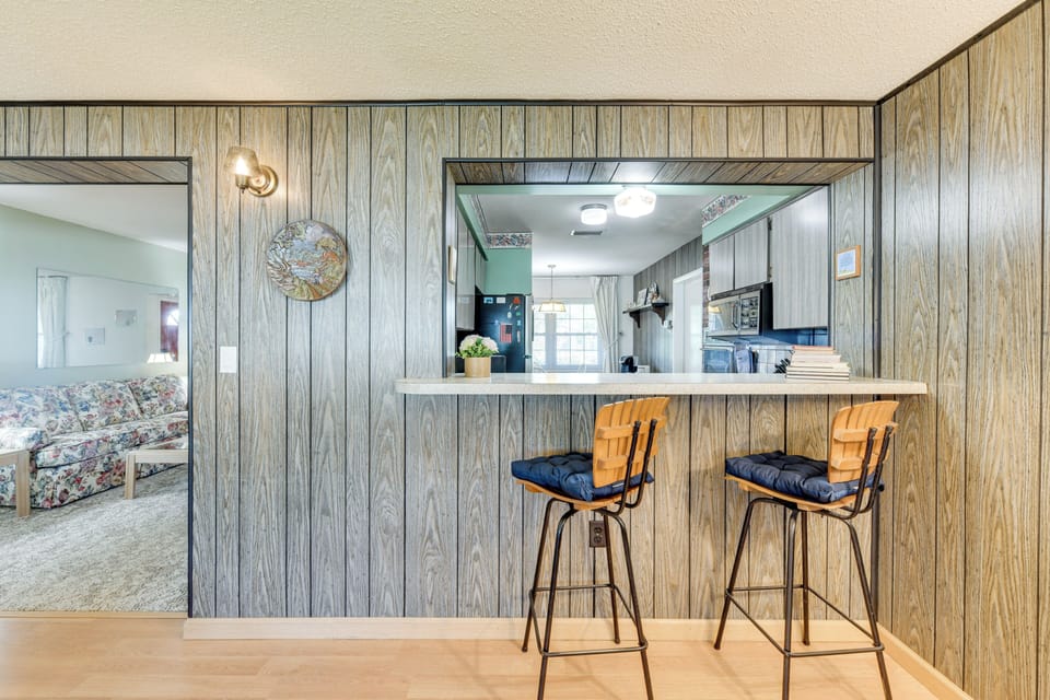 Bar w/ Seating