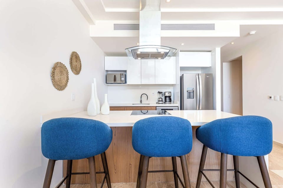 Apartment, Multiple Beds, Balcony, Ocean View (Mistiq 320) | Private kitchen | Dining table