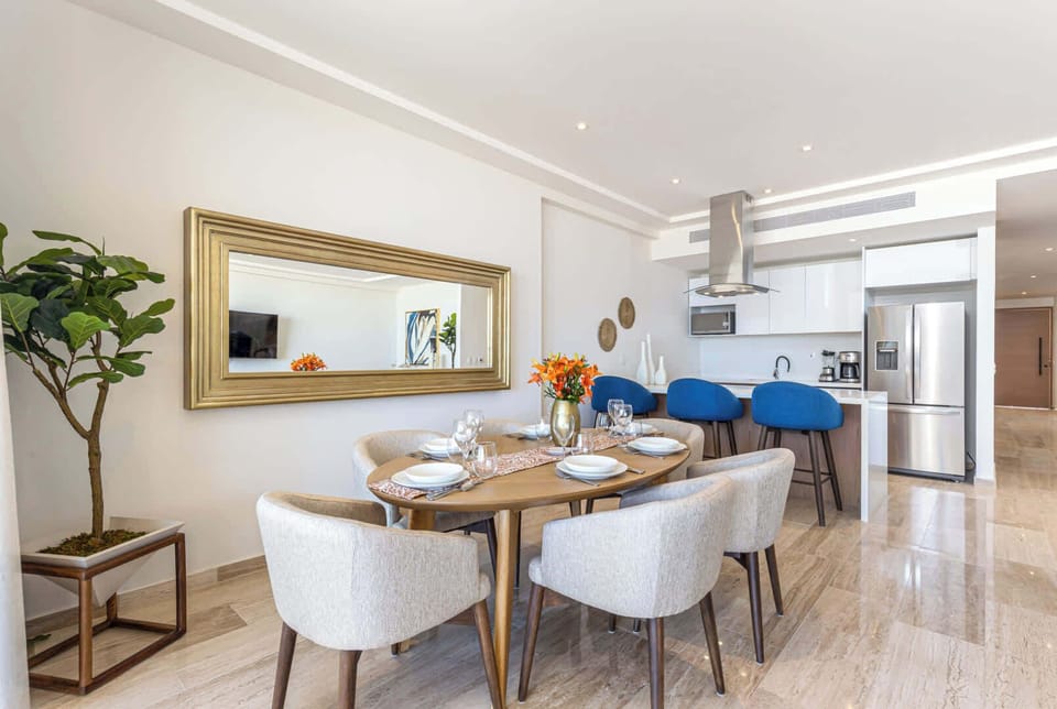 Apartment, Multiple Beds, Balcony, Ocean View (Mistiq 320) | Dining