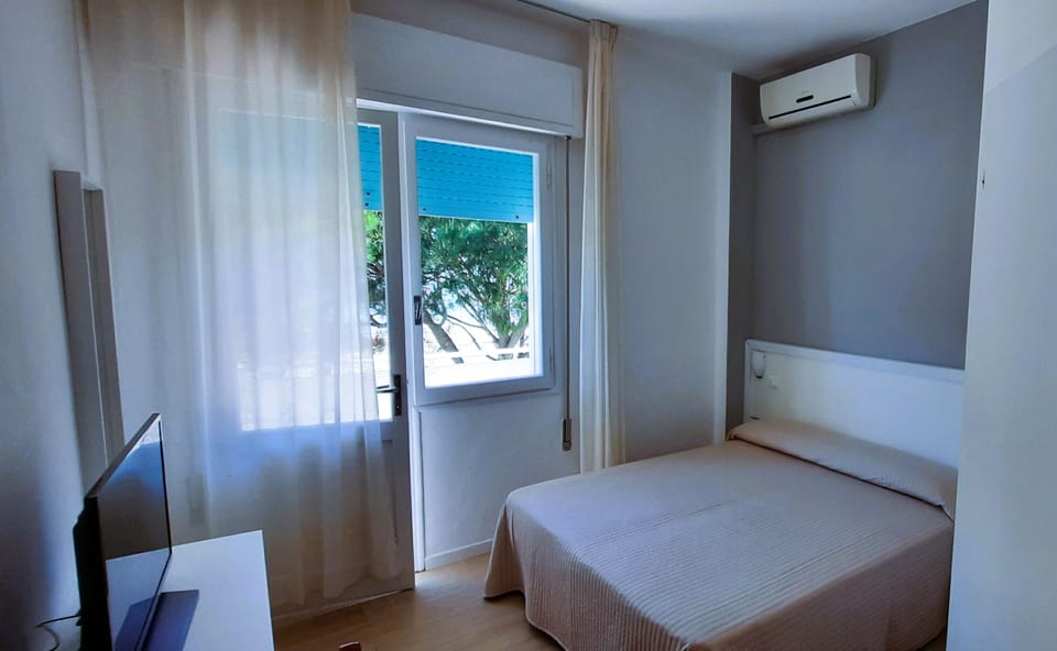 Triple Room, 1 Bedroom, Partial Sea View, Sea Facing | In-room safe, desk, soundproofing, free WiFi