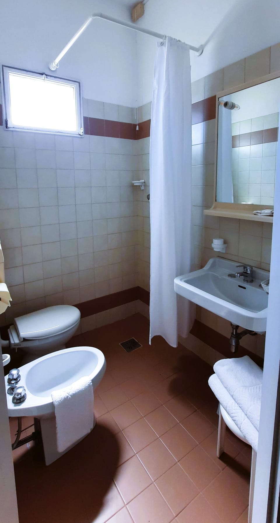Shower, bidet, towels