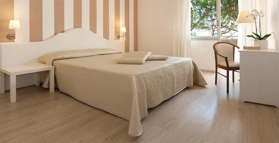 In-room safe, desk, soundproofing, free WiFi