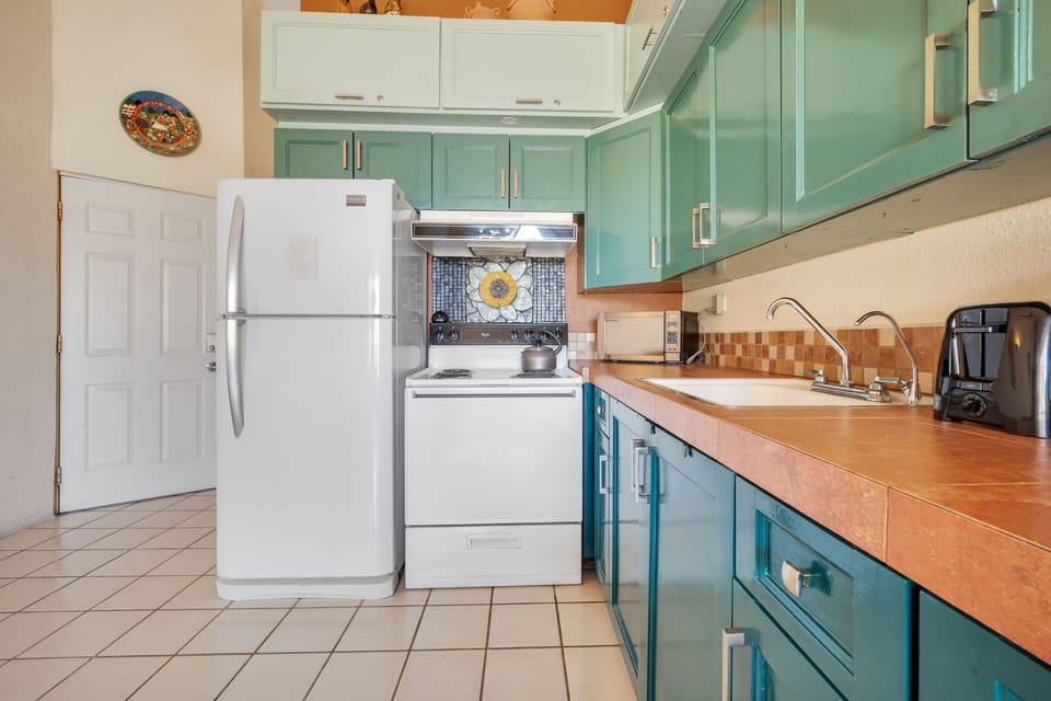 Apartment, 1 Queen Bed with Sofa bed, Balcony, Ocean View (Viva Condominiums Viva 28) | Private kitchen | Dining tables