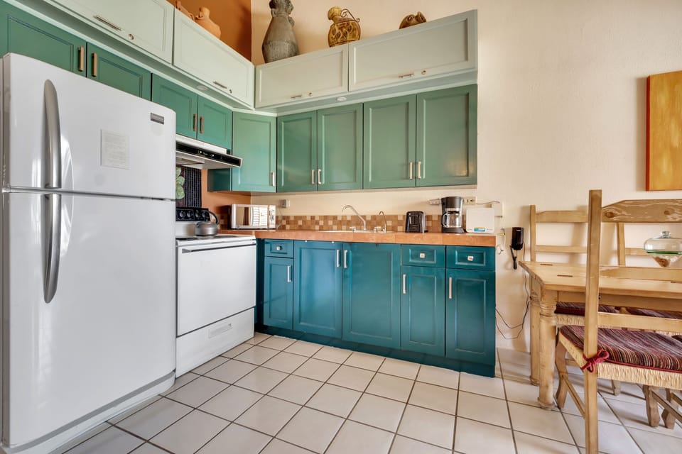 Apartment, 1 Queen Bed with Sofa bed, Balcony, Ocean View (Viva Condominiums Viva 28) | Private kitchen | Dining tables
