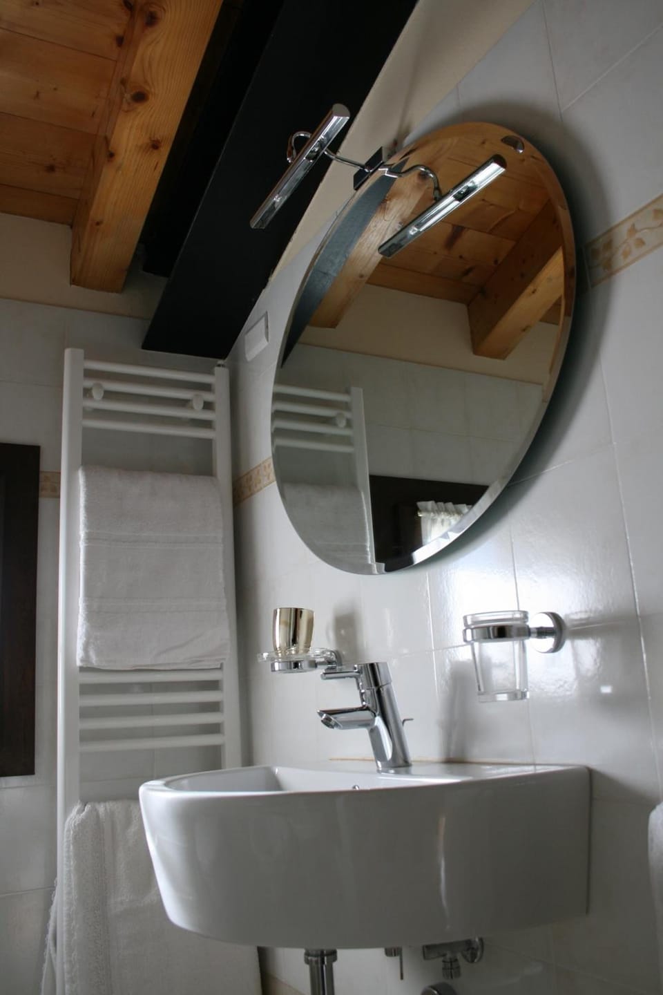 Shower, rainfall showerhead, free toiletries, hair dryer