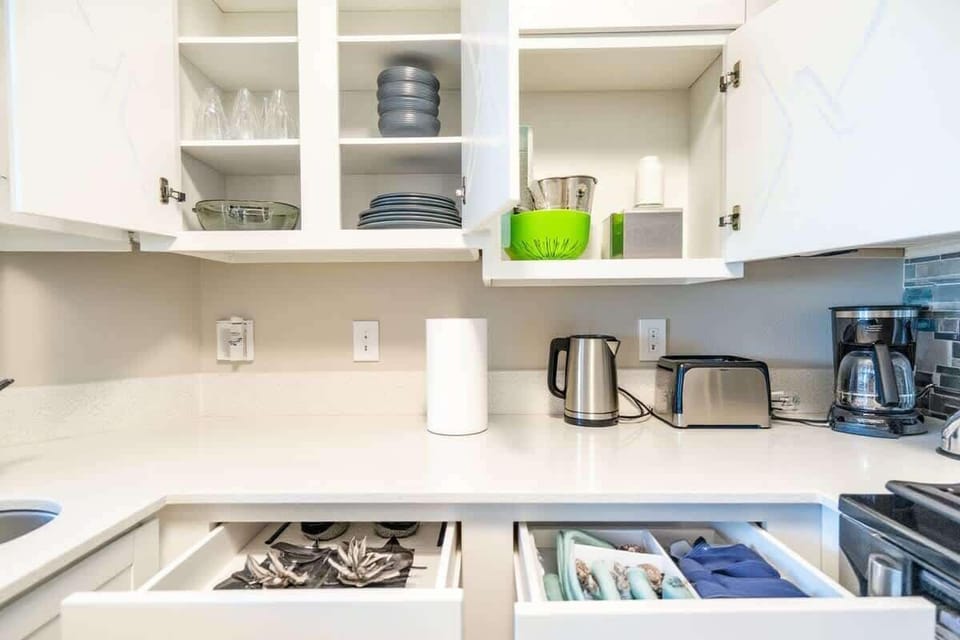 Full-size fridge, microwave, stovetop, dishwasher