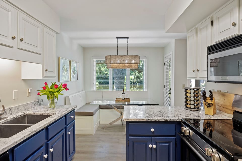 Modern Kitchen with Breakfast Nook!