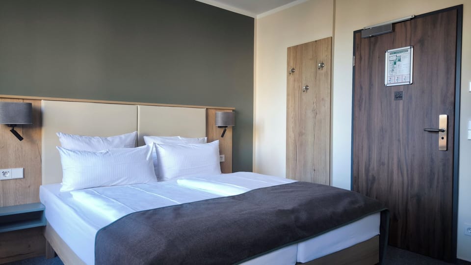 Business Double Room | In-room safe, individually decorated, blackout drapes, free WiFi