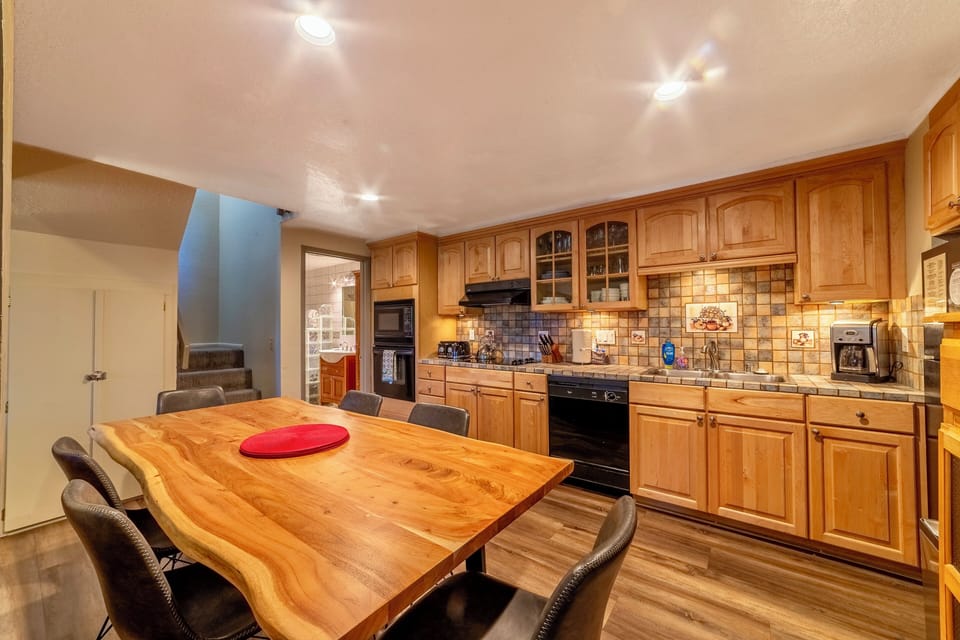 Beautiful dining table in kitchen w/ seating for 6.