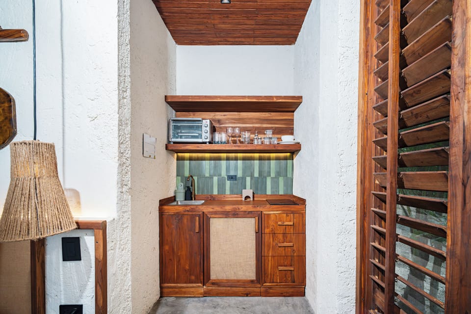 Deluxe Suite, Balcony, Beach View | Interior