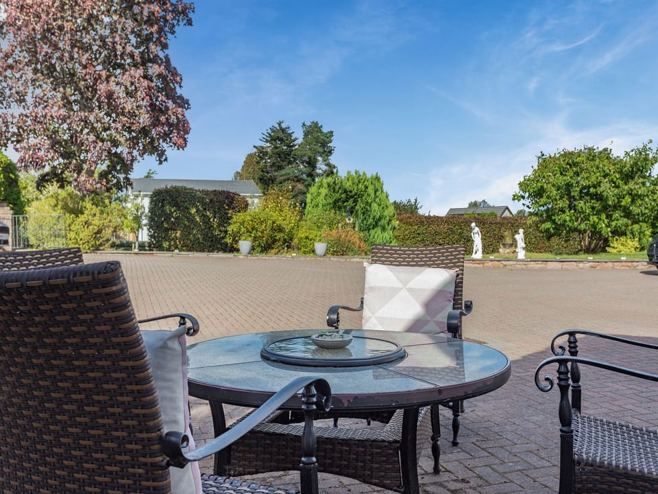 Sitting-out-area | Charlies Cottage, Inverness