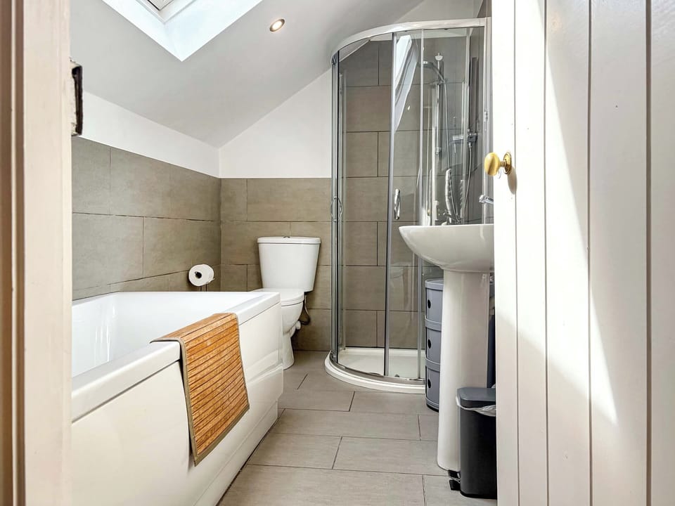 Bathroom | Grafog Farm Cottage, Groeslon Nr Caernarfon