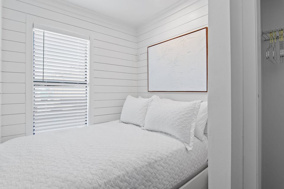 2nd Floor - Bedroom 4: Full Bed, access to hallway half bathroom or Full Hallway Bathroom with Walk in Shower on 3rd Floor, Smart TV (Sleeps 2)