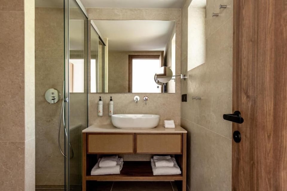 Bathroom | Free toiletries, slippers