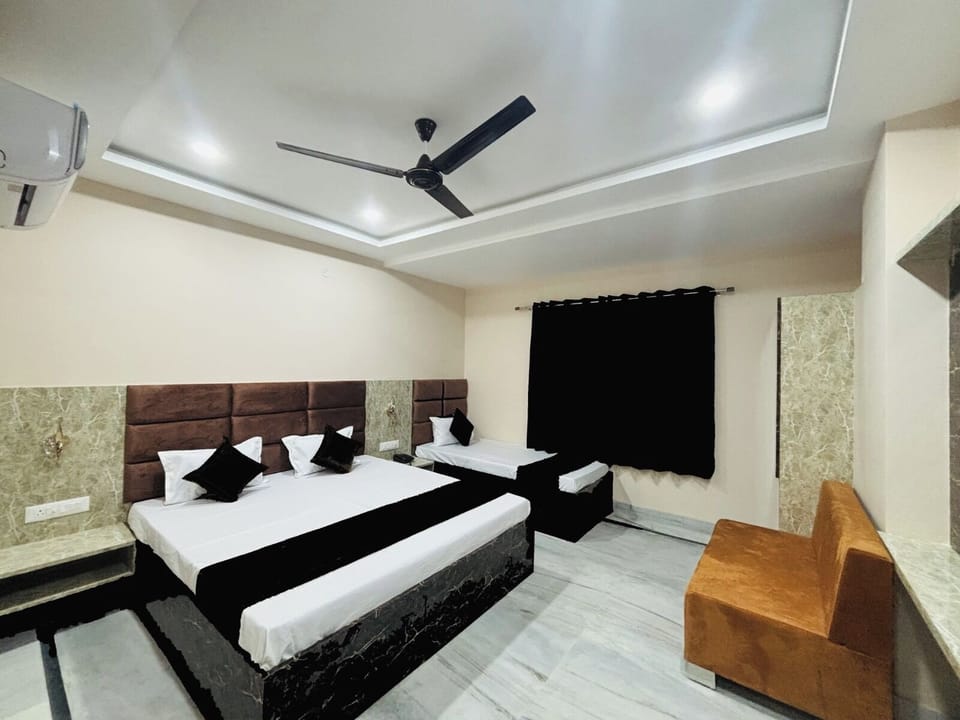 Deluxe Triple Room | Laptop workspace, WiFi (free), individually furnished