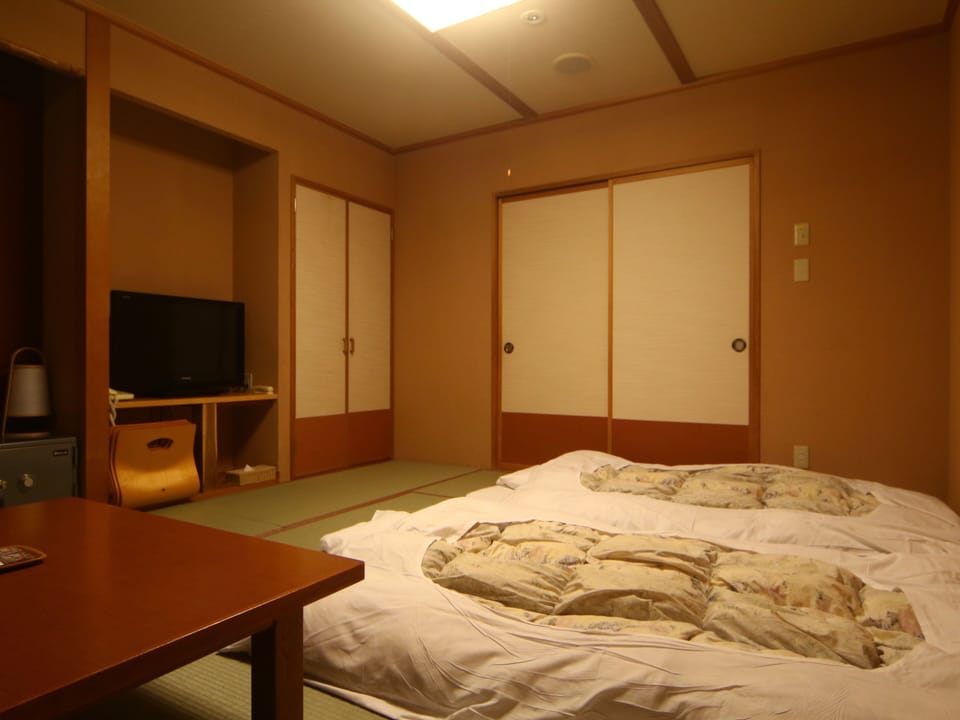 Japanese Room with Private Bathroom, Valley View (Non Smoking) | In-room safe, desk, bed sheets, wheelchair access