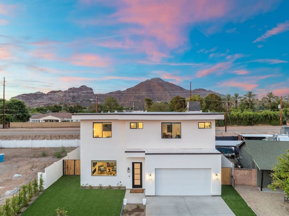 Evening ambiance – Subtle lighting transforms the front yard into a welcoming glow at night.