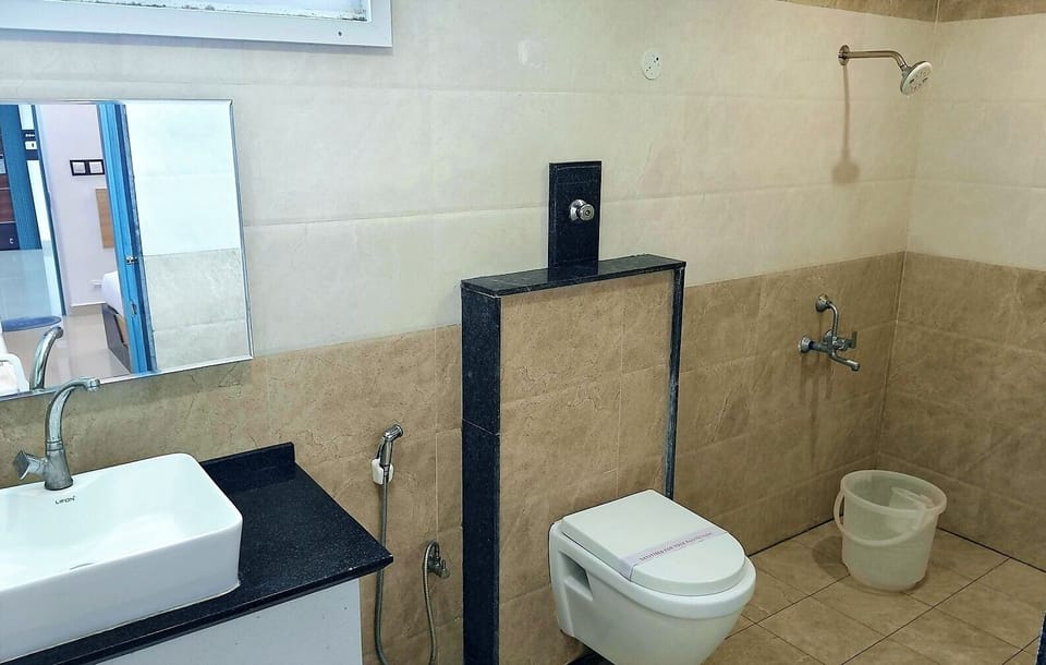 Shower, rainfall showerhead, free toiletries, bidet