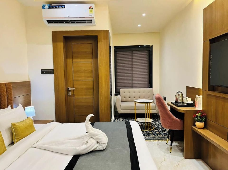 Desk, free WiFi, bed sheets