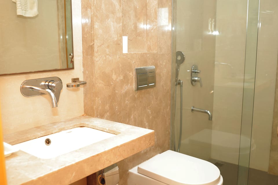 Deluxe Twin Room | Bathroom | Shower, hair dryer, towels, soap