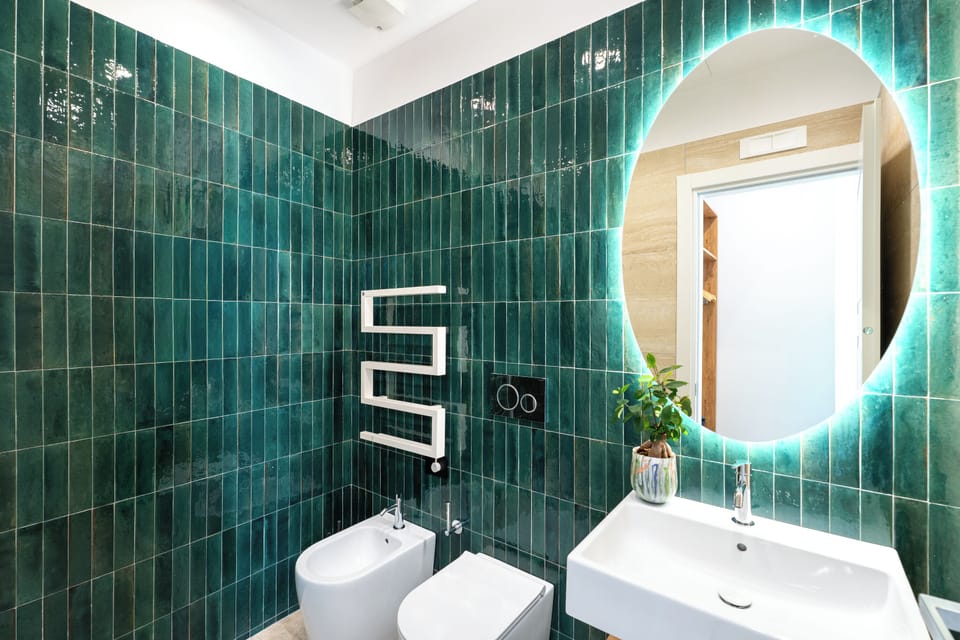 Deluxe Double Room, Balcony, City View | Bathroom | Shower, hair dryer, bidet, towels
