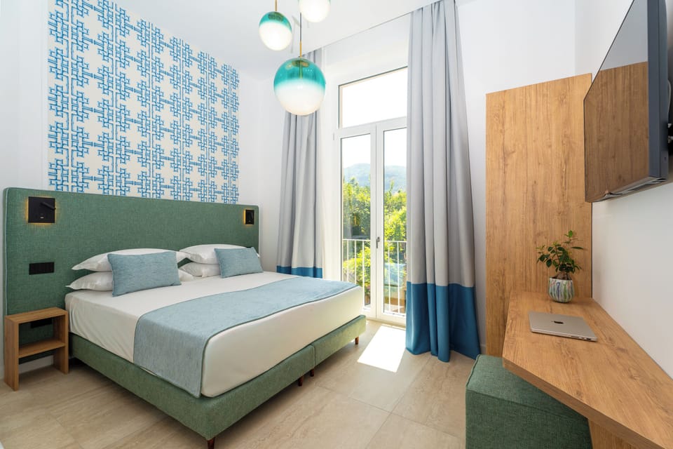 Comfort Triple Room, Balcony | Desk, soundproofing, WiFi (free)